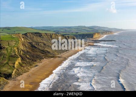 Eype, Dorset, Großbritannien. Januar 2024. Wetter in Großbritannien. Aus der Vogelperspektive mit Blick nach Osten in Richtung West Bay of the Jurassic Coast Cliffs am Eype Mouth in der Nähe von Bridport in Dorset. Bildnachweis: Graham Hunt/Alamy Live News Stockfoto