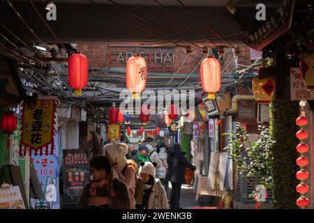 Shanghai, China. Januar 2024. Touristen besuchen das Geschäftsviertel Tianzifang, das am 25. Januar 2024 in Shanghai, China, mit roten Laternen mit der Figur „Drache“ dekoriert ist. (Foto: Costfoto/NurPhoto) Credit: NurPhoto SRL/Alamy Live News Stockfoto