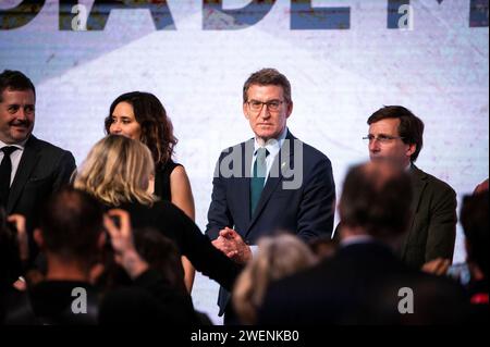 Madrid, Madrid, Spanien. Januar 2024. Alberto Nunez Feijo (C), Präsident der Partido Popular und Oppositionsführer, wurde während der Zeremonie des Madrider Festtags (Dia de Madrid) auf der Welttourismusmesse FITUR auf der IFEMA Expositive Spaces in Madrid, Spanien, gesehen. (Kreditbild: © Alberto Gardin/ZUMA Press Wire) NUR REDAKTIONELLE VERWENDUNG! Nicht für kommerzielle ZWECKE! Stockfoto