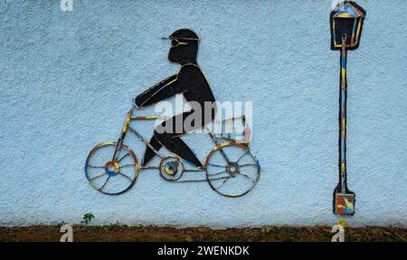 Schrott-Metallskulptur Kunstdekoration auf einem Zaun, varadero, kuba Stockfoto