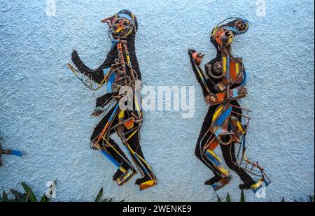 Schrott-Metallskulptur Kunstdekoration auf einem Zaun, varadero, kuba Stockfoto