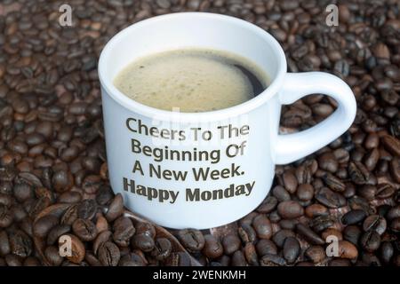 Motivierendes Zitat auf einer Tasse Kaffee mit Bohnen Hintergrund - Cheers to the Start of the New Week. Happy monday. Stockfoto