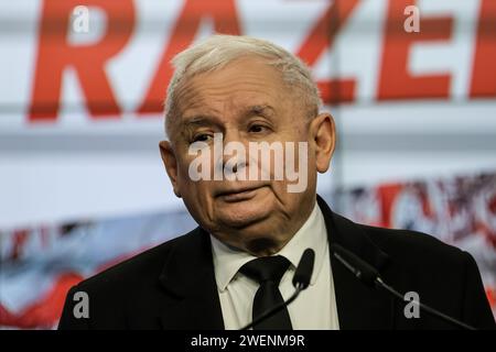 Jaroslaw Kaczynski, Vorsitzender der Partei Recht und Gerechtigkeit, hält am 26. Januar 2024 eine Pressekonferenz im Hauptquartier der Partei in Warschau, der Hauptstadt Polens. Die polnische Politik befindet sich im Chaos aufgrund der Uneinigkeit der legaten zwischen der Regierungskoalition, die im Dezember 2023 eine neue Regierung schuf, und der Rechtsextremen, die acht Jahre lang in Polen regierte. Stockfoto