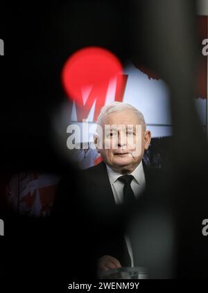 Jaroslaw Kaczynski, Vorsitzender der Partei Recht und Gerechtigkeit, hält am 26. Januar 2024 eine Pressekonferenz im Hauptquartier der Partei in Warschau, der Hauptstadt Polens. Die polnische Politik befindet sich im Chaos aufgrund der Uneinigkeit der legaten zwischen der Regierungskoalition, die im Dezember 2023 eine neue Regierung schuf, und der Rechtsextremen, die acht Jahre lang in Polen regierte. Stockfoto