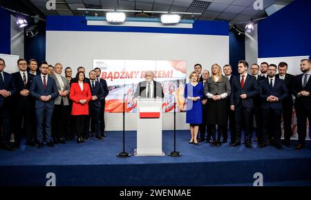 Jaroslaw Kaczynski, Vorsitzender der Partei Recht und Gerechtigkeit, hält am 26. Januar 2024 eine Pressekonferenz im Hauptquartier der Partei in Warschau, der Hauptstadt Polens. Die polnische Politik befindet sich im Chaos aufgrund der Uneinigkeit der legaten zwischen der Regierungskoalition, die im Dezember 2023 eine neue Regierung schuf, und der Rechtsextremen, die acht Jahre lang in Polen regierte. Stockfoto