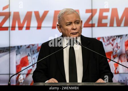 Jaroslaw Kaczynski, Vorsitzender der Partei Recht und Gerechtigkeit, hält am 26. Januar 2024 eine Pressekonferenz im Hauptquartier der Partei in Warschau, der Hauptstadt Polens. Die polnische Politik befindet sich im Chaos aufgrund der Uneinigkeit der legaten zwischen der Regierungskoalition, die im Dezember 2023 eine neue Regierung schuf, und der Rechtsextremen, die acht Jahre lang in Polen regierte. Stockfoto