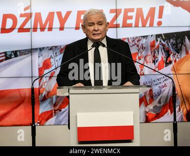 Jaroslaw Kaczynski, Vorsitzender der Partei Recht und Gerechtigkeit, hält am 26. Januar 2024 eine Pressekonferenz im Hauptquartier der Partei in Warschau, der Hauptstadt Polens. Die polnische Politik befindet sich im Chaos aufgrund der Uneinigkeit der legaten zwischen der Regierungskoalition, die im Dezember 2023 eine neue Regierung schuf, und der Rechtsextremen, die acht Jahre lang in Polen regierte. Stockfoto