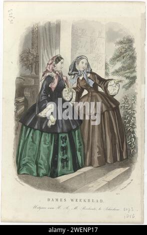 Ladies Weekblad, 1856, Nr. 2073: ausgabe von H. A. M. Roelants (...), 1856 zwei Frauen auf einer Landung. Links: Dunkelblaue Jacke mit schwarzer Paspel. Verschluss in der Mitte durch eine Reihe von Knoten. Lange Ärmel mit breitem Bereich und Puffung unter Wasser. Breiter grüner Rock, vor drei Schleifen. Rechts: Braunes Ensemble, bestehend aus einem Body mit langen, breiten Ärmeln auf einem breiten Rock. Papiergravur von Modetafeln. Kopfbedeckung: Hut (+ Damenbekleidung). Rock (+ Damenkleidung). Kleidung für den oberen Teil des Körpers (+ Damenkleidung). Handschuhe, Fäustlinge usw. (+ Damenkleidung). Taschentuch (+ Damenkleidung) Stockfoto