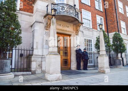 London, Großbritannien. Januar 2024. Polizeibeamte stehen vor der privaten Londoner Klinik, als König Karl III. Zur Prostata-Behandlung eingeliefert wird, das gleiche Krankenhaus, in dem Prinzessin Catherine operiert wurde. (Foto: Vuk Valcic/SOPA Images/SIPA USA) Credit: SIPA USA/Alamy Live News Stockfoto