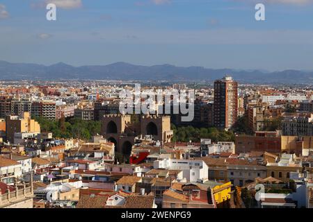Aus der Vogelperspektive von Valencia mit Serranos-Tor, Spanien Stockfoto