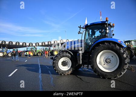 Saint Arnoult En Yvelines, Frankreich. Januar 2024. Protestierende Bauern blockieren am 26. Januar 2024 die A10-Autoroute mit Traktoren während eines Protestes gegen Steuern und Einkommensrückgänge, in der Nähe der Mautstellen von Peage de Saint-Arnoult-en-Yvelines südwestlich von Paris, als Teil eines landesweiten Tages der Proteste, die von mehreren Bauerngewerkschaften gegen Bezahlung, Steuern und Vorschriften einberufen wurden. Foto: Tomas Stevens/ABACAPRESS.COM Credit: Abaca Press/Alamy Live News Stockfoto