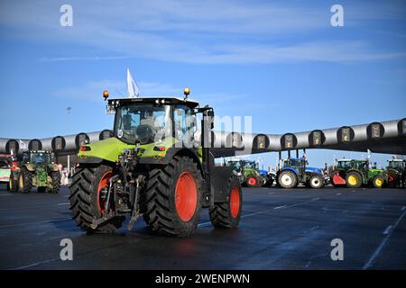 Saint Arnoult En Yvelines, Frankreich. Januar 2024. Protestierende Bauern blockieren am 26. Januar 2024 die A10-Autoroute mit Traktoren während eines Protestes gegen Steuern und Einkommensrückgänge, in der Nähe der Mautstellen von Peage de Saint-Arnoult-en-Yvelines südwestlich von Paris, als Teil eines landesweiten Tages der Proteste, die von mehreren Bauerngewerkschaften gegen Bezahlung, Steuern und Vorschriften einberufen wurden. Foto: Tomas Stevens/ABACAPRESS.COM Credit: Abaca Press/Alamy Live News Stockfoto