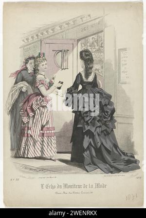 L'Echo du Moniteur de la Fashion, 1871, NY 36, Nr. 1019, 1871 drei Frauen am Eingang eines Theaterlgege, in Abendkleidern gekleidet. Die Frau mit Fernglas in der Hand trägt ein rosa gestreiftes Kleid mit kurzen Ärmeln, Warteschlange und Mules. Ich sah die Frau auf dem Rücken, trägt ein schwarzes Kleid mit einer quadratischen Halskette auf dem Rücken und Ziehen. Druck aus dem Modemagazin L'Echo du Moniteur de la Mode (1843 (?)-1888) Papier mit Gravur von Modeplatten. Kopfbedeckung (+ Damenkleidung). Kleid, Kleid (+ Damenkleidung). Handschuhe, Fäustlinge usw. (+ Damenkleidung). Kleidung für den oberen Teil des Körpers (+ Damen c Stockfoto