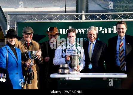 Major Charlie O'Shea (Mitte) posiert für ein Foto mit der Trophäe zusammen mit Pferdetrainer Philip Hobbs und den anderen Gewinnern nach dem Sieg in der Queen Elizabeth the Queen Mother Amateur Jockeys' Handicap Hürdle mit Georgi Girl auf der Sandown Park Racecourse, Esher. Bilddatum: Freitag, 26. Januar 2024. Stockfoto