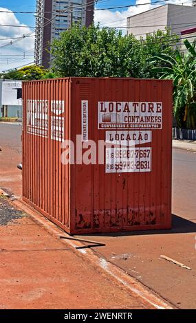 RIBEIRAO PRETO, SAO PAULO, BRASILIEN - 26. Dezember 2023: Container zur Lagerung von Bauschutt Stockfoto