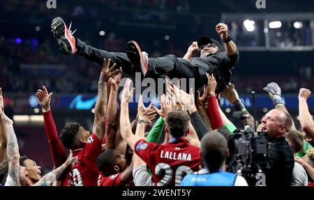 Aktenfoto vom 01.06.19. Liverpool-Trainer Jurgen Klopp wird nach dem Gewinn des UEFA Champions League-Finales im Wanda Metropolitano, Madrid, von seinen Spielern hochgehoben. Jurgen Klopp hat die Welt des Fußballs schockiert, indem er ankündigte, dass er am Ende der Saison als Liverpool-Trainer zurücktreten wird, nachdem er zugegeben hat, dass ihm „die Energie ausgeht“. Ausgabedatum: Freitag, 26. Januar 2024. Stockfoto
