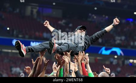 Aktenfoto vom 01.06.19. Liverpool-Trainer Jurgen Klopp wird nach dem Gewinn des UEFA Champions League-Finales im Wanda Metropolitano, Madrid, von seinen Spielern hochgehoben. Jurgen Klopp hat die Welt des Fußballs schockiert, indem er ankündigte, dass er am Ende der Saison als Liverpool-Trainer zurücktreten wird, nachdem er zugegeben hat, dass ihm „die Energie ausgeht“. Ausgabedatum: Freitag, 26. Januar 2024. Stockfoto