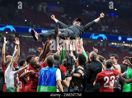Aktenfoto vom 01.06.19. Liverpool-Trainer Jurgen Klopp wird nach dem Gewinn des UEFA Champions League-Finales im Wanda Metropolitano, Madrid, von seinen Spielern hochgehoben. Jurgen Klopp hat die Welt des Fußballs schockiert, indem er ankündigte, dass er am Ende der Saison als Liverpool-Trainer zurücktreten wird, nachdem er zugegeben hat, dass ihm „die Energie ausgeht“. Ausgabedatum: Freitag, 26. Januar 2024. Stockfoto