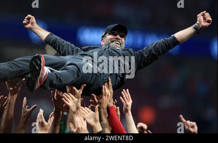 Aktenfoto vom 01.06.19. Liverpool-Trainer Jurgen Klopp wird nach dem Gewinn des UEFA Champions League-Finales im Wanda Metropolitano, Madrid, von seinen Spielern hochgehoben. Jurgen Klopp hat die Welt des Fußballs schockiert, indem er ankündigte, dass er am Ende der Saison als Liverpool-Trainer zurücktreten wird, nachdem er zugegeben hat, dass ihm „die Energie ausgeht“. Ausgabedatum: Freitag, 26. Januar 2024. Stockfoto