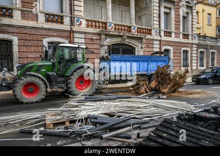 Perpignan, Frankreich. Januar 2024. © PHOTOPQR/L'INDEPENDENT/MICHEL CLEMENTZ ; PERPIGNAN ; 26/01/2024 ; SOCIAL/MANIFESTATION DES AGRICULTEURS EN COLERE/MOBILISATION DEVANT LA PREFECTURE DES PYRENEES-ORIENTALES - französischer Bauernprotest Fortsetzung Frankreich 26. Januar 2024 Credit: MAXPPP/Alamy Live News Stockfoto