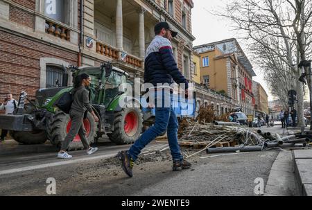 Perpignan, Frankreich. Januar 2024. © PHOTOPQR/L'INDEPENDENT/MICHEL CLEMENTZ ; PERPIGNAN ; 26/01/2024 ; SOCIAL/MANIFESTATION DES AGRICULTEURS EN COLERE/MOBILISATION DEVANT LA PREFECTURE DES PYRENEES-ORIENTALES - französischer Bauernprotest Fortsetzung Frankreich 26. Januar 2024 Credit: MAXPPP/Alamy Live News Stockfoto