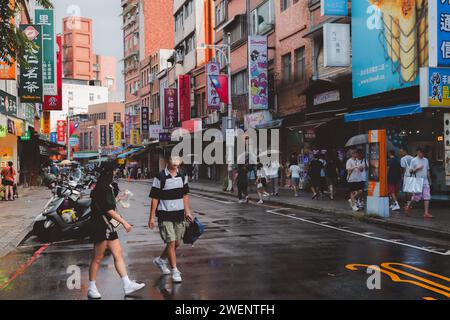 Taipei, Taiwan - 1. Oktober 2023: Geschäftige, farbenfrohe Stadtmenschen und Straßenszenen im belebten Tamsui District an einem regnerischen Tag in Taipeh, Taiwan. Stockfoto