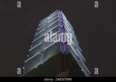 Taipei, Taiwan - 1. Oktober 2023: Postmodernistischer Wolkenkratzer Taipei 101 Tower beleuchtet und beleuchtet bei Nacht im da'an District Stockfoto