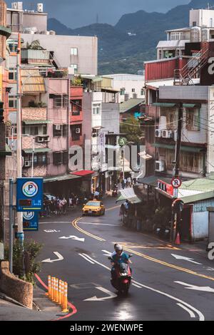 Taipei, Taiwan - 1. Oktober 2023: Geschäftige, farbenfrohe Stadtmenschen und Straßenszenen im belebten Tamsui District an einem regnerischen Tag in Taipeh, Taiwan. Stockfoto