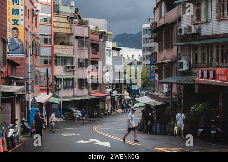 Taipei, Taiwan - 1. Oktober 2023: Geschäftige, farbenfrohe Stadtmenschen und Straßenszenen im belebten Tamsui District an einem regnerischen Tag in Taipeh, Taiwan. Stockfoto