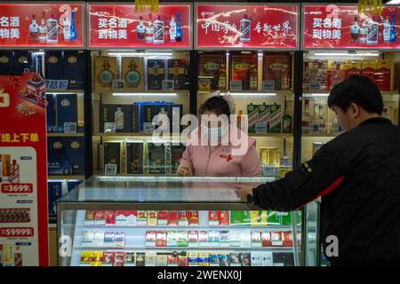 Kweichow Moutai werden an einem Alkohol- und Tabaktheken in einem Einkaufszentrum in Peking, China, verkauft. Januar 2024 Stockfoto