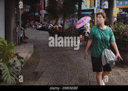 Taipei, Taiwan - 1. Oktober 2023: Geschäftige, farbenfrohe Stadtmenschen und Straßenszenen im belebten Tamsui District an einem regnerischen Tag in Taipeh, Taiwan. Stockfoto