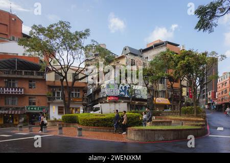 Taipei, Taiwan - 1. Oktober 2023: Geschäftige, farbenfrohe Stadtmenschen und Straßenszenen im belebten Tamsui District an einem regnerischen Tag in Taipeh, Taiwan. Stockfoto