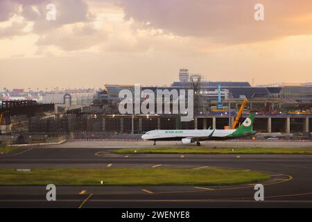 Taipeh, Republik China - 2. Oktober 2023: Ein Flugzeug des Typs Eva Airways Airbus A321-211 parkt an der Start- und Landebahn auf dem Taiwan Taoyuan International Airport Dura Stockfoto