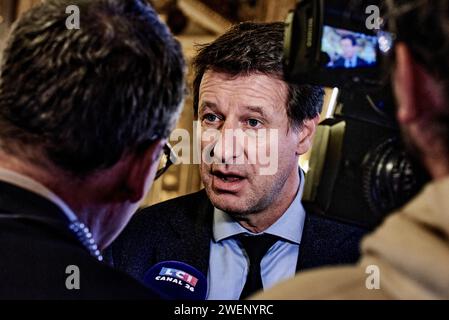 © Antonin Burat/Le Pictorium/MAXPPP - Paris 24/01/2024 Antonin Burat/Le Pictorium - 24/01/2024 - France/Ile-de-France/Paris - Le senateur ecologiste Yannick Jadot repond a la presse, a la sortie de la seance de questions au gouvernement du 24 janvier 2024 au Senat. - Valeurs ACtuelles out, JDD out, No JDD, RUSSIA OUT, NO RUSSIA OUT, NO RUSSIA #norussia/24/01/2024 - France/Ile-de-France (Region)/Paris - Ökologe Senator Yannick Jadot antwortet den Medien, als er die Sitzung der Fragen an die Regierung vom 24. Januar 2024 im französischen Senat verlässt. Stockfoto