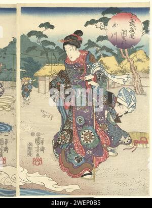 De Chofu Tama Rivier in de PROVINCIE MUSASHI, C. 1847 Druck Rich gekleidete Frau mit Pfeife in der linken und Stock in der rechten Hand, stehend an weißem Blatt auf der Sandbank des Flusses; hinter ihr eine zweite Frau, gebogen und mit einem Kopftuch. Im Hintergrund laufen ein Hund und zwei Personen in Richtung Häuser zwischen Kiefern. Papierfarbe Holzschnitt waschen Stockfoto