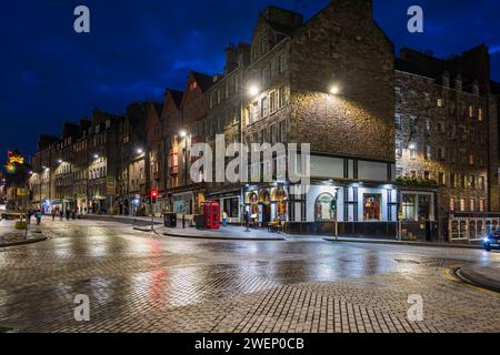Edinburgh City bei Nacht in Schottland, Großbritannien. Lawnmarket Street in der historischen Royal Mile in der Altstadt, Deacon Brodie's Tavern an der Ecke. Stockfoto