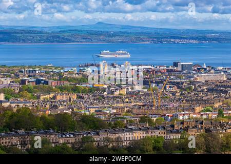 Edinburgh in Schottland, Großbritannien. Stadtbild mit Leith-Viertel, vom Calton Hill aus gesehen. Stockfoto