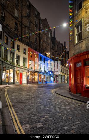 Victoria Street und West Bow bei Nacht in Edinburgh, Schottland, Großbritannien. Berühmte, gewundene Straße in der Altstadt mit farbenfrohen Gebäuden und einem Einzelhandelsgeschäft Stockfoto