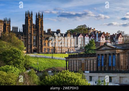 Edinburgh, Schottland, Großbritannien, Old Town Skyline mit National Galleries of Scotland Kunstmuseum. Stockfoto