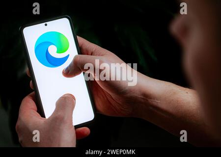 In dieser Abbildung wird ein Microsoft Edge-Logo auf einem Smartphone angezeigt. Stockfoto