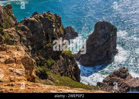 Cabo da Roca dramatische Küste des Atlantischen Ozeans mit hohen steilen Felsen in Colares, Portugal. Stockfoto