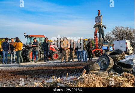 Perpignan, Frankreich. Januar 2024. © PHOTOPQR/L'INDEPENDENT/MICHEL CLEMENTZ ; PERPIGNAN ; 26/01/2024 ; SOCIAL/MANIFESTATION DES AGRICULTEURS EN COLERE/BLOCAGE DU ROND POINT DU PEAGE SUD DE PERPIGNAN - französischer Bauernprotest Fortsetzung Frankreich 26. Januar 2024 Credit: MAXPPP/Alamy Live News Stockfoto