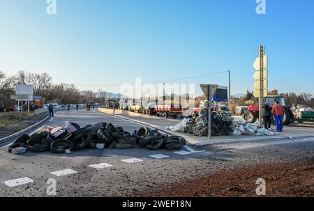 Perpignan, Frankreich. Januar 2024. © PHOTOPQR/L'INDEPENDENT/MICHEL CLEMENTZ ; PERPIGNAN ; 26/01/2024 ; SOCIAL/MANIFESTATION DES AGRICULTEURS EN COLERE/BLOCAGE DU ROND POINT DU PEAGE SUD DE PERPIGNAN - französischer Bauernprotest Fortsetzung Frankreich 26. Januar 2024 Credit: MAXPPP/Alamy Live News Stockfoto