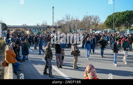 Perpignan, Frankreich. Januar 2024. © PHOTOPQR/L'INDEPENDENT/MICHEL CLEMENTZ ; PERPIGNAN ; 26/01/2024 ; SOCIAL/MANIFESTATION DES AGRICULTEURS EN COLERE/BLOCAGE DU ROND POINT DU PEAGE SUD DE PERPIGNAN - französischer Bauernprotest Fortsetzung Frankreich 26. Januar 2024 Credit: MAXPPP/Alamy Live News Stockfoto