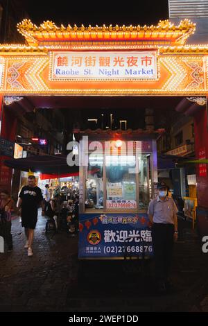 Taipeh, Republik China - 1. Oktober 2023: Das farbenfrohe und beleuchtete Tor und der Eingang zum Nachtmarkt in der Raohe Street im Songshan District Stockfoto