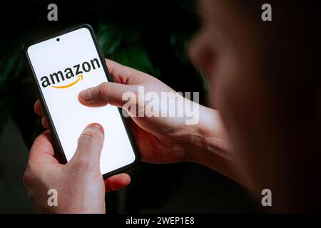 Polen. Januar 2024. In dieser Abbildung wird ein Amazon-Logo auf einem Smartphone angezeigt. (Credit Image: © Mateusz Slodkowski/SOPA Images via ZUMA Press Wire) NUR REDAKTIONELLE VERWENDUNG! Nicht für kommerzielle ZWECKE! Stockfoto