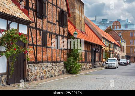 Historische und farbenfrohe Fachwerkhäuser und Hotel in der Stadt Ystad im Sommer, Skåne/Scania, Schweden Stockfoto