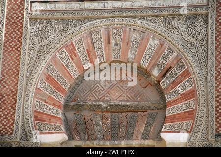 Cordoba, Andalusien, Spanien. Bögen an der Außenseite der Moschee. La Mezquita - Kathedrale von Cordoba. Islamische, maurische Architektur. Die Große Moschee. Stockfoto