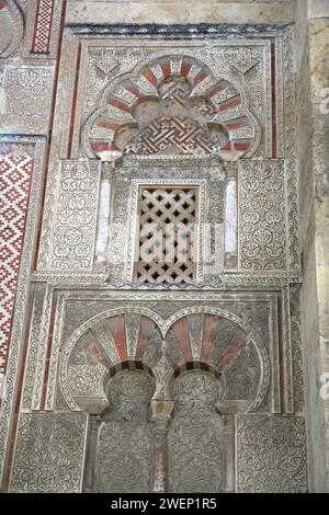 Cordoba, Andalusien, Spanien. Bögen an der Außenseite der Moschee. La Mezquita - Kathedrale von Cordoba. Islamische, maurische Architektur. Die Große Moschee. Stockfoto