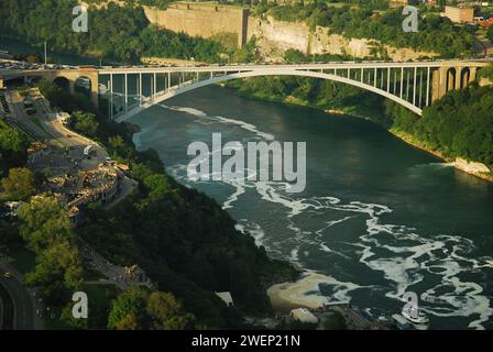 Die Rainbow Bridge überspannt den Niagara River bei den Niagarafällen und die internationale Grenze zwischen den Vereinigten Staaten und Kanada Stockfoto